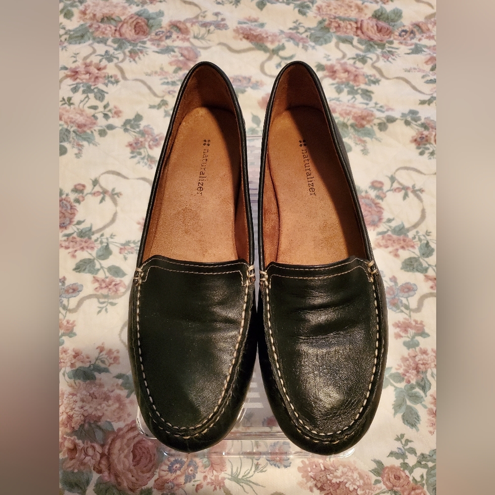 Naturalizer Simmons Black Slip on leather loafers size 8 1/2 M